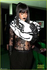 组图：蕾哈娜真空蕾丝魅惑 披皮草黑唇贵妇范