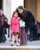 组图：凯蒂短讯不停似传情 苏瑞粉色呢外套甜美