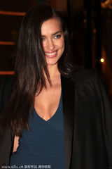 组图：C罗女友裙装亮相 笑容妩媚气质性感