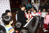 组图：炎亚纶幼儿园教钢琴 不排除将来当老师