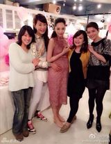 组图：吴佩慈办准妈妈派对 梁静茹孕肚首曝光