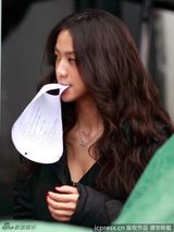组图：汤唯嘴咬剧本片场卖萌 身着羽绒服气质优雅