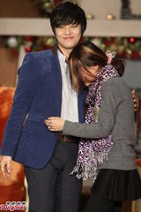 组图：金桢勋优雅亮相腼腆与女粉丝拥抱