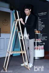 组图：金秀贤帅气夹克装出席某甜品开业典礼