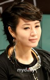 组图：金慧秀韩石圭出席《二楼的恶棍》发布会