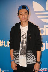 组图：韩女团2NE1想交香港男友 陈奕迅接受批评