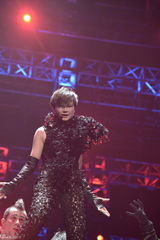 组图：李宇春上海巡演百变造型闪花眼