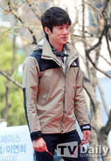 组图：李妍熙柳演锡穿情侣冲锋衣出席签名会