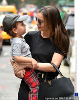 组图：米兰达带萌宝儿子出街 亲昵爱抚母爱满满