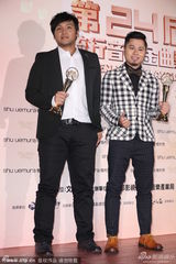 组图：暗黑白领阶级获最佳客语专辑奖 淡定自若