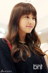 组图：《继承者》金智媛清纯亮相活动秀美腿