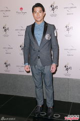 组图：郭富城电单车耍帅助阵《水舞间》三周年