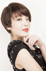 组图：高晓菲红唇锁骨演绎别样性感