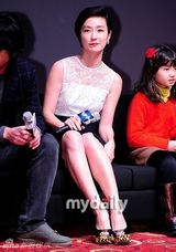 组图：金允锡吴妍秀出席《南方大作战》发布会