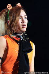 组图：张根硕开唱半裸露点 粉丝着比基尼狂欢