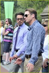 组图：《复仇者》热拍 斯嘉丽现身片场短发干练