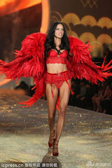 组图:维密年度大秀开幕泰勒献唱 众超模T台斗艳