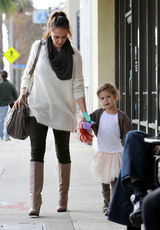 高清组图：杰西卡-阿尔芭街拍白色毛衣搭配长靴