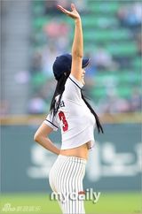 组图：韩国女艺人Clara担任棒球比赛开球嘉宾