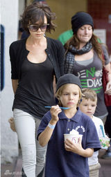 幻灯图集：维多利亚带两个儿子外出 展慈母情怀