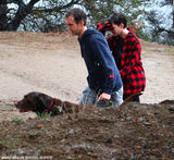 组图：安妮-海瑟薇与老公遛狗 遇大雨成落汤鸡