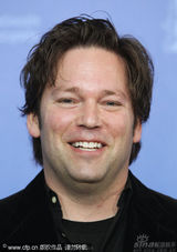 幻灯图：《发明之父》记者会 三女星知性装简洁利落