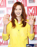 组图：韩星高雅拉出席粉丝签名会为粉丝送礼