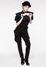 组图：张含韵爵士风写真 俏皮诠释黑与白