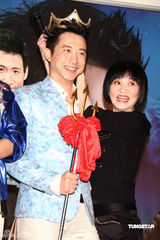 幻灯图：庾澄庆恢复单身很开放 搂两位名模宣布开唱 