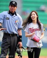 组图：少女时代泰妍徐贤亮相棒球场 开球秀身姿