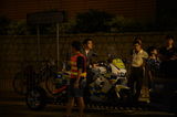 组图：崔始源香港街头拍戏 开警车有型有款