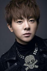 组图：张皓然最新写真曝光 变身帅气潮男