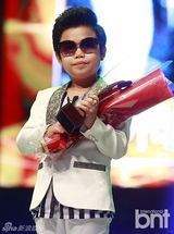 组图：EXO与Apink助阵颁奖礼 f(x)水晶捧奖