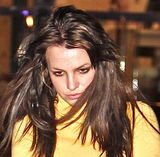 幻灯图集：布兰妮和男友看电影 不满狗仔摆黑脸