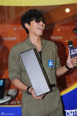 组图：小鬼瑶瑶邓伊玲出席《台星潮物show开幕礼》 