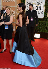 组图：影后大热布洛克深V礼服 性感熟女风范