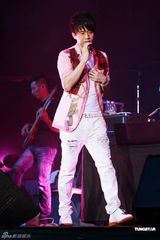 组图：光良演唱会台上庆生 被男歌迷示爱显尴尬