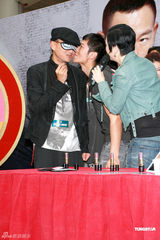 组图：林保怡田蕊妮黄宗泽出席活动 费心找吻痕