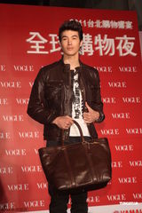 组图：隋棠杨谨华双姝比美腿 关颖火鸟装走可爱风