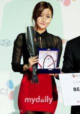 组图：柳时元出席赛车颁奖礼获年度最佳教练奖