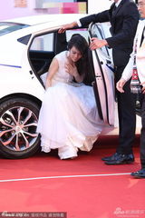 组图：欧开合唱团白色造型 女团员获专人提裙摆