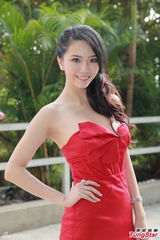 组图：香港大亨豪宅办选美 李曼筠事业线抢镜