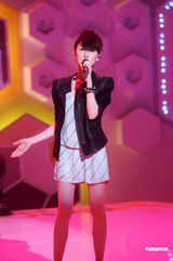 幻灯图：泳儿性感装扮抢收视 何润东想赴港苦练粤语