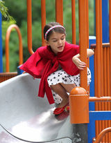 组图：凯蒂-赫尔姆斯带苏瑞玩耍显露母爱