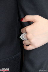 组图：杜德伟现场派发红包 新娘秀钻戒金饰贵气