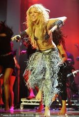 幻灯组图：夏奇拉草裙热舞秀蛮腰 弯腰抛球春光乍泄