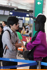 组图：张歆艺出征纽约时装周 杨树鹏陪同前往