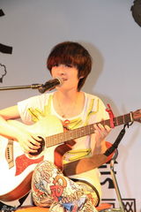 高清图：曾轶可《勇敢孩子气版》签唱 与歌迷同庆功