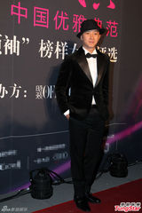 姚晨露背装秀性感 范冰冰否认收婚戒称自备(图)