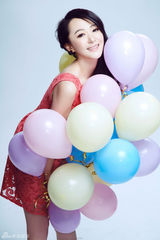 组图：王紫潼红裙写真 俏皮动感尽显青春活力